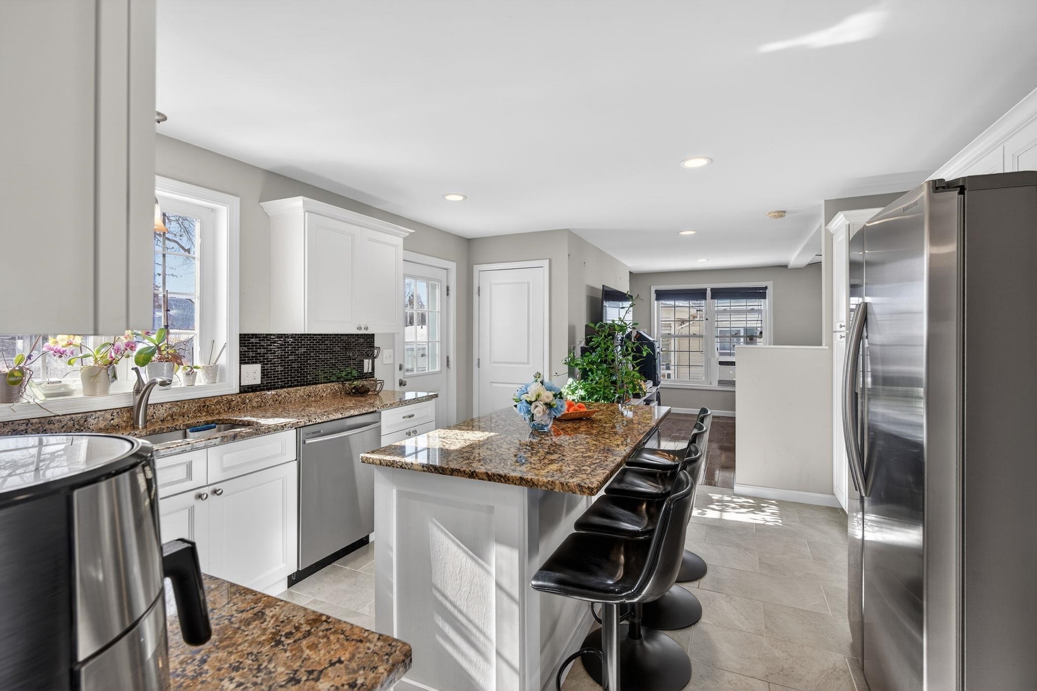 73 King Street Nashua, NH 03060 - Photo 4 of 44