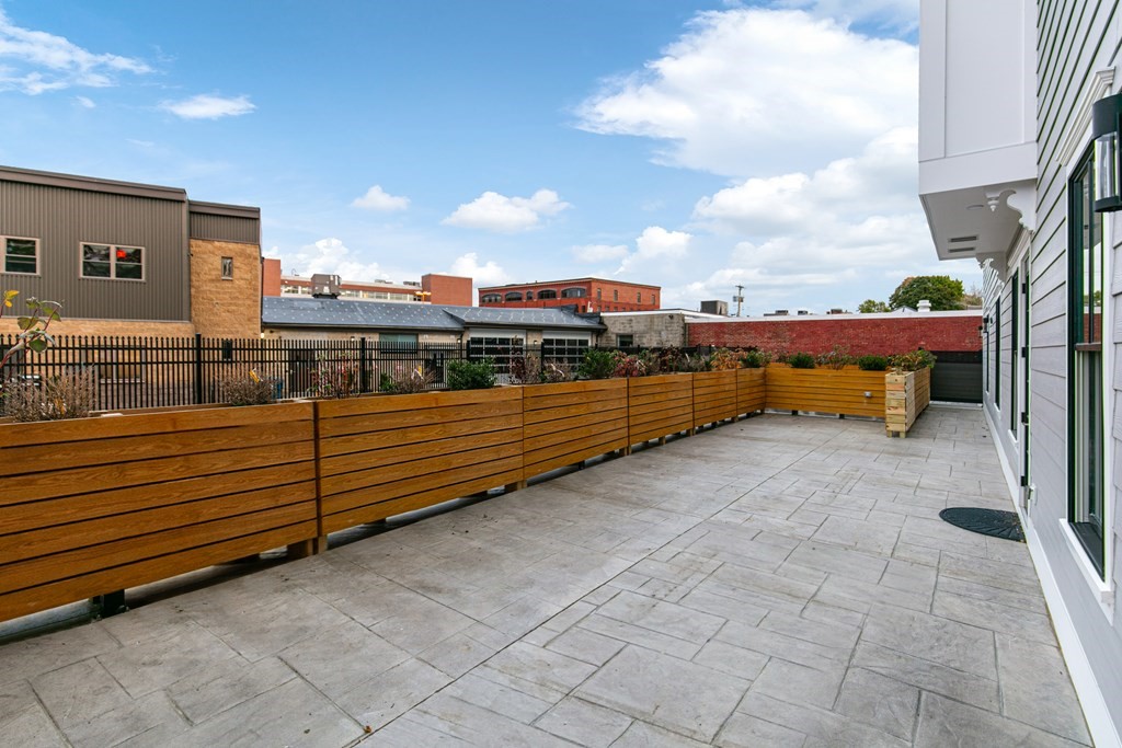 88 Dover Street, Unit 2 Somerville, MA 02144 - Photo 32 of 36 a balcony with a barbeque