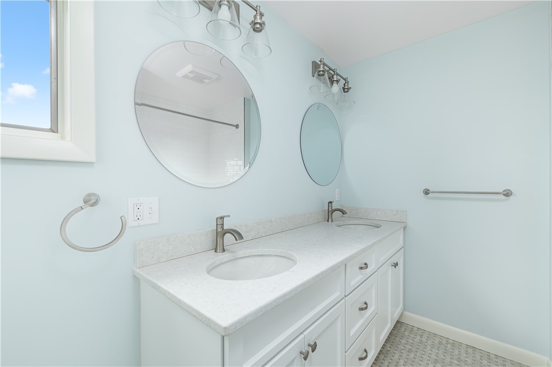 1 Coggeshall Circle Middletown, RI 02842 - Photo 23 of 40 Primary Bathroom