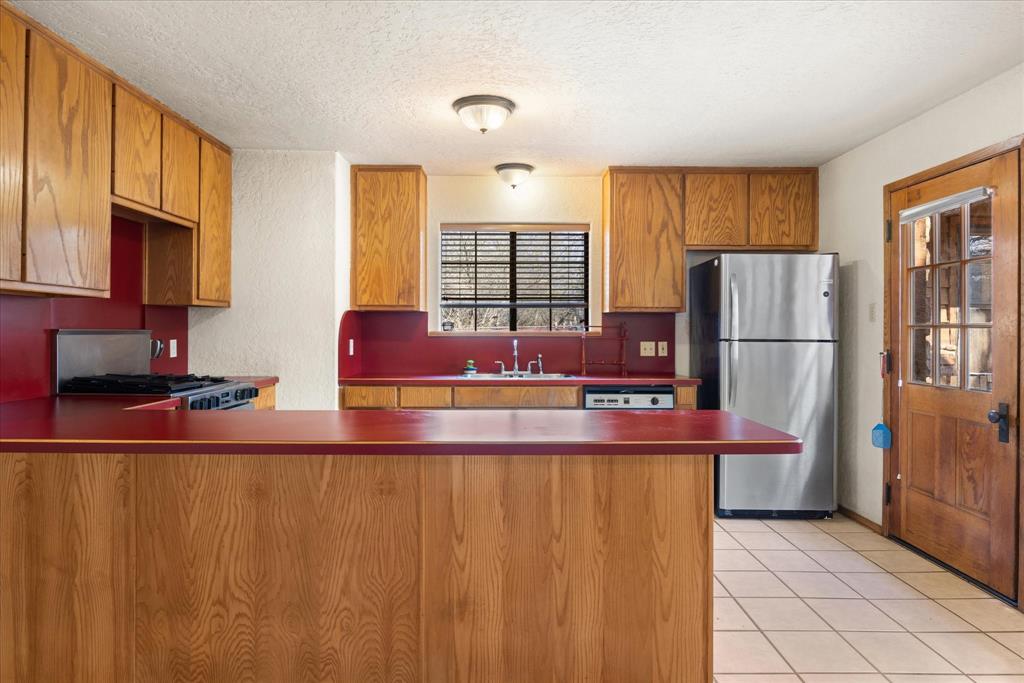 1601 Stafford Road Weatherford, TX 76088 - Photo 16 of 40 a kitchen with stainless steel appliances granite countertop a refrigerator and a stove