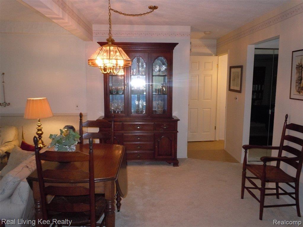 827 Hampton Circle Rochester, MI 48307 - Photo 6 of 21 Eat in Kitchen #2.jpg