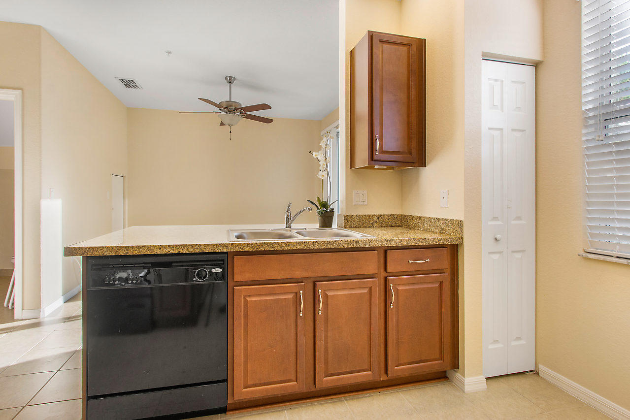2851 Prospect Road, Unit 1311 Fort Lauderdale, FL 33309 - Photo 12 of 26 Breakfast Bar