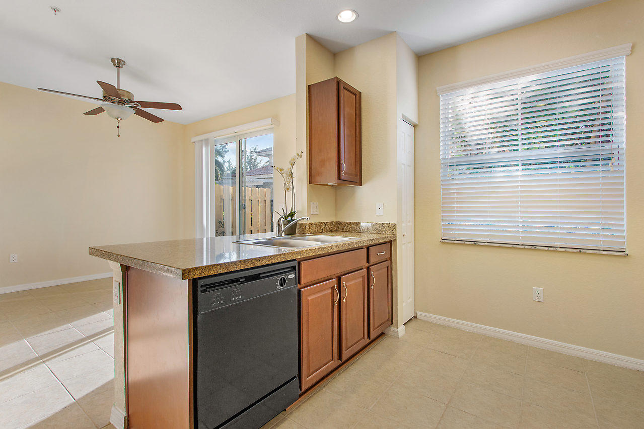 2851 Prospect Road, Unit 1311 Fort Lauderdale, FL 33309 - Photo 10 of 26 Kitchen