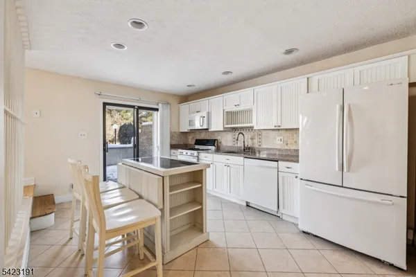 $2,875 | 18 Woodhill Street, Somerset, NJ 08873