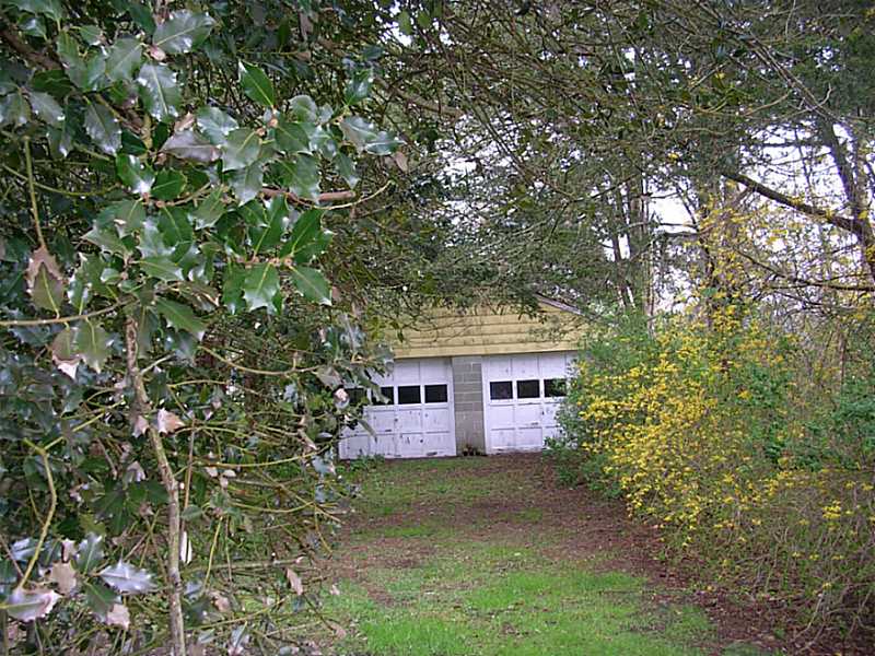 Parking Lot/Garage. 2 CAR GARAGE