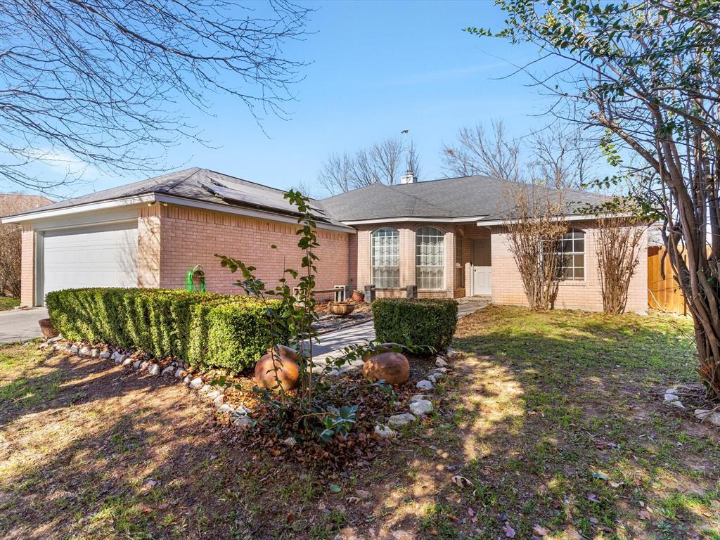 409 Huddleston Court Springtown, TX 76082 - Photo 2 of 30