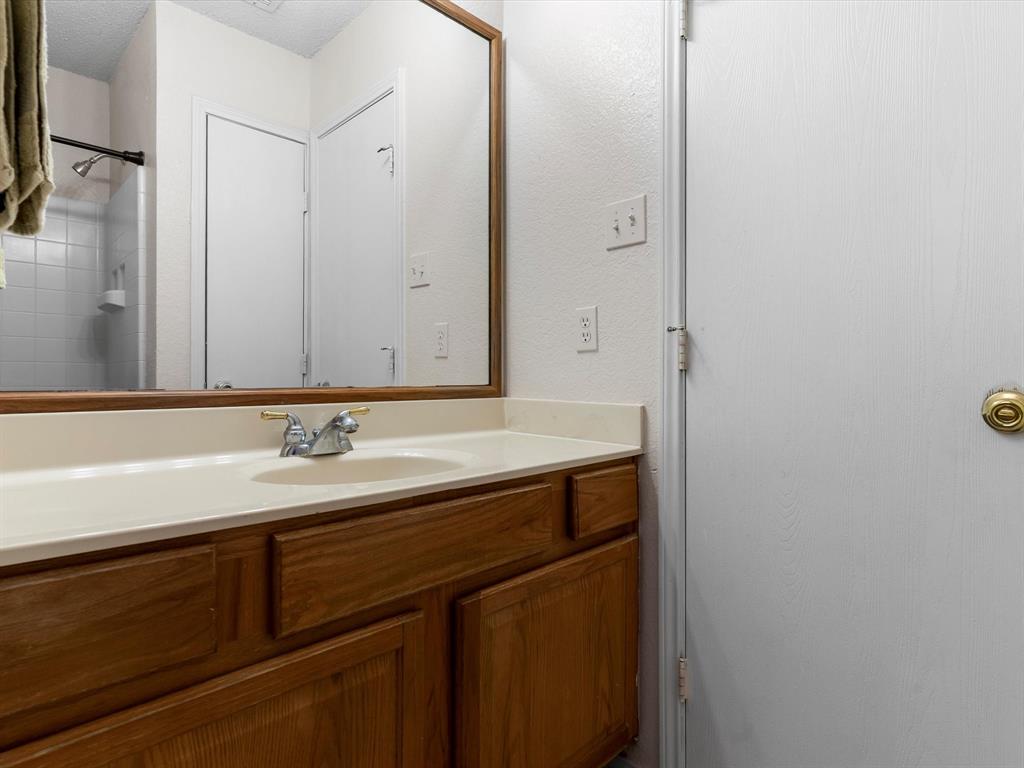 409 Huddleston Court Springtown, TX 76082 - Photo 21 of 30