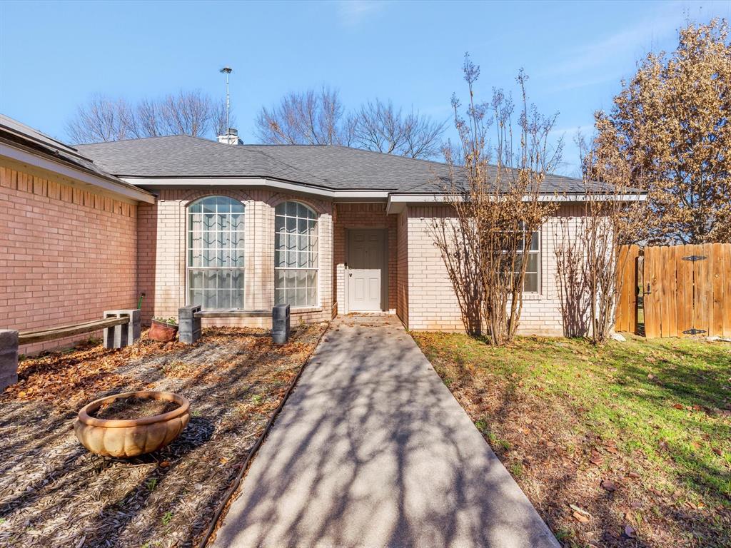 409 Huddleston Court Springtown, TX 76082 - Photo 3 of 30