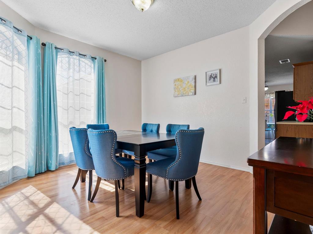 409 Huddleston Court Springtown, TX 76082 - Photo 5 of 30