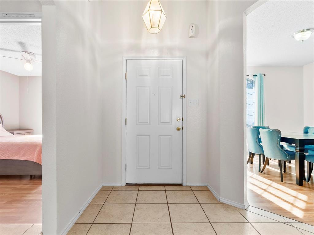 409 Huddleston Court Springtown, TX 76082 - Photo 5 of 30 a bathroom with a sink and a mirror