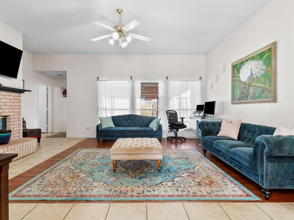 409 Huddleston Court Springtown, TX 76082 - Photo 7 of 30