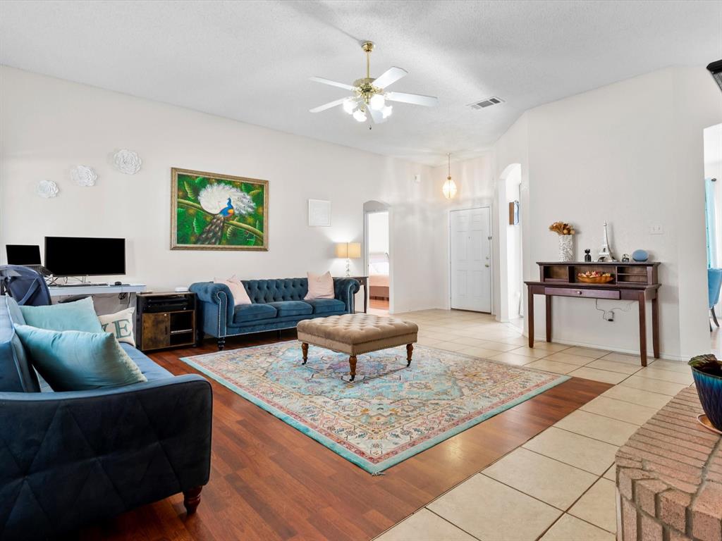 409 Huddleston Court Springtown, TX 76082 - Photo 8 of 30