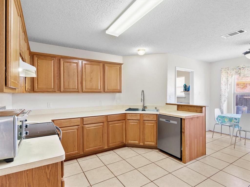 409 Huddleston Court Springtown, TX 76082 - Photo 10 of 30