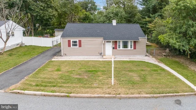 a view of backyard of the house