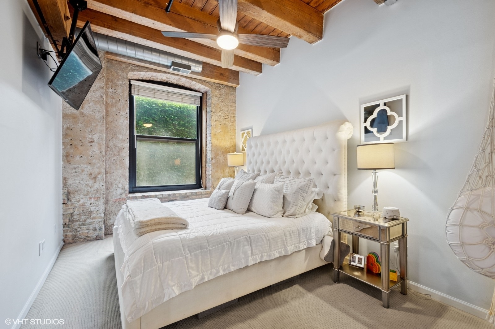 520 West Huron Street, Unit 109 Chicago, IL 60654 - Photo 6 of 14 a bedroom with a bed and a lamp