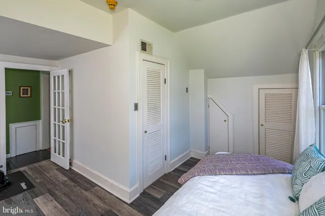 a view of a house with a yard table and chairs