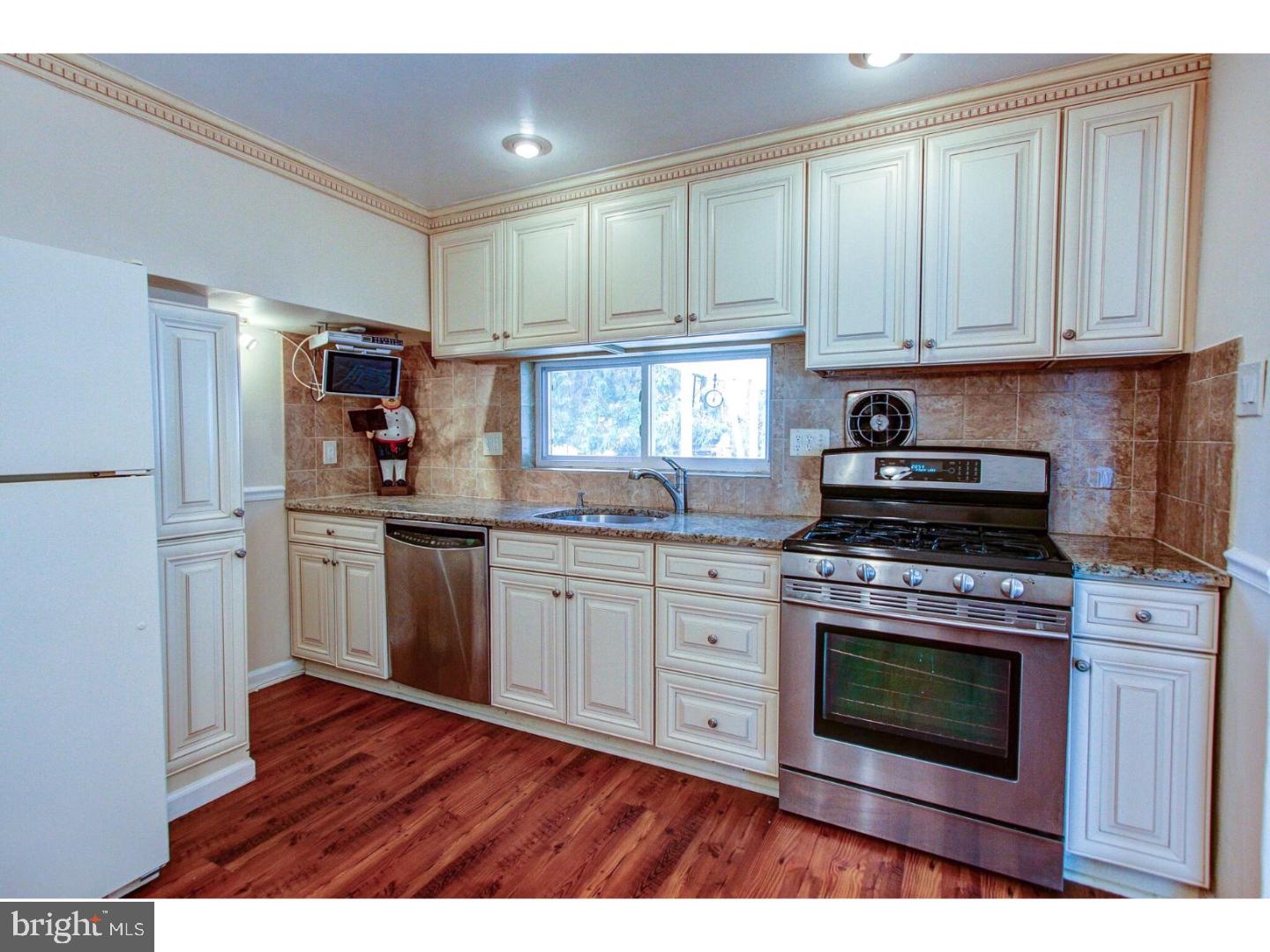 350 Keats Road Huntingdon Valley, PA 19006 - Photo 9 of 23 Kitchen
