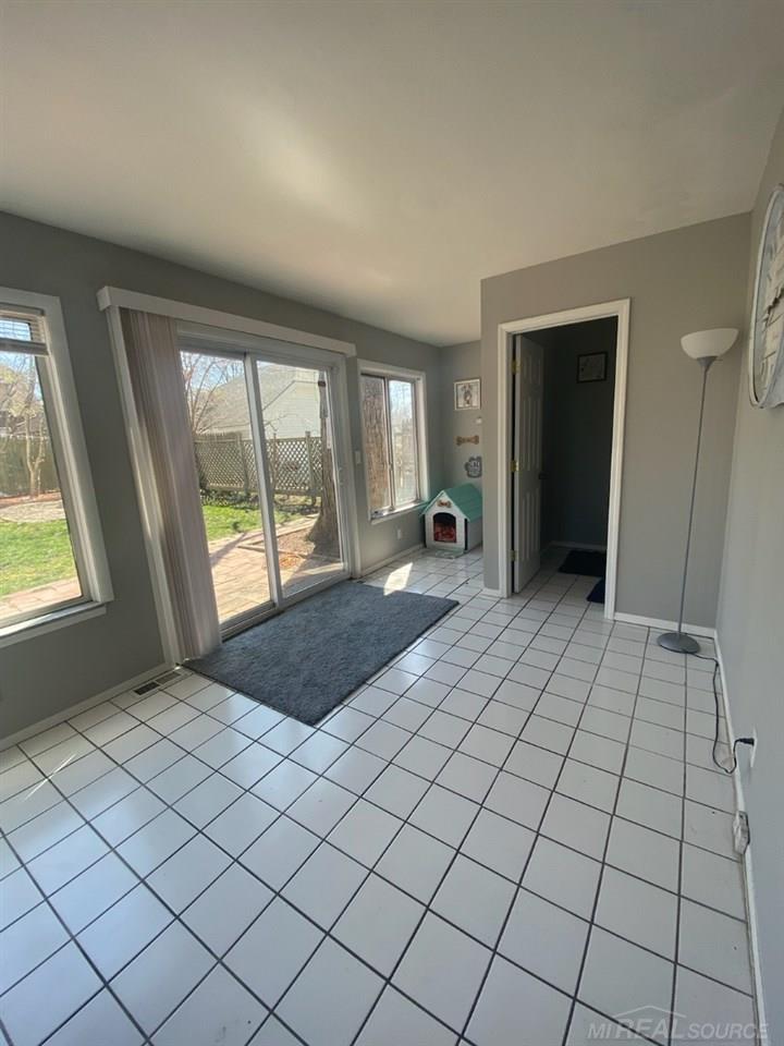 6 Utica Road Pontiac, MI 48341 - Photo 14 of 15 Sunroom