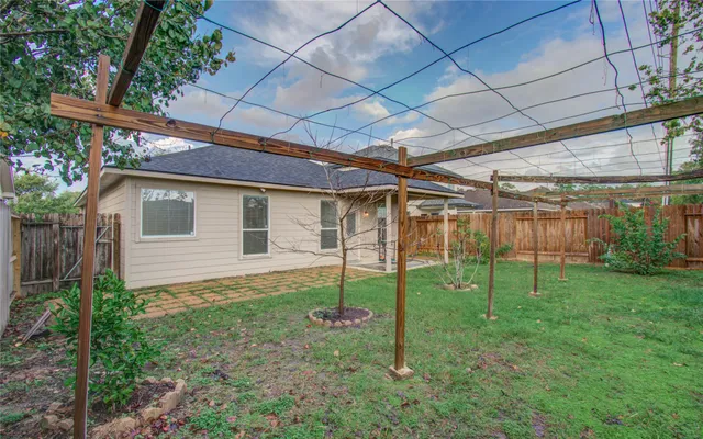 a view of a house with backyard