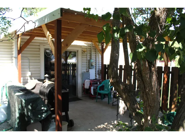 a view of back yard of the house with green space