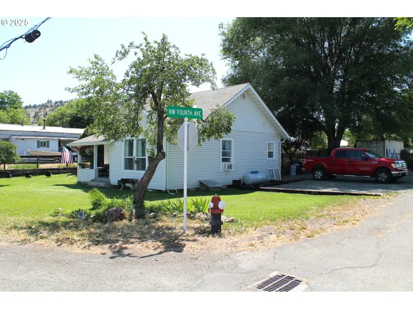 a view of a house with backyard