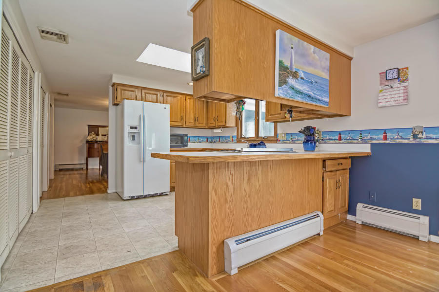 31 Black Valley Road Centerville, MA 02632 - Photo 17 of 40 kitchen eatin toward stove