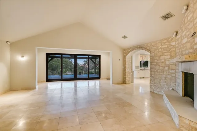 a view of an entryway with a livingroom