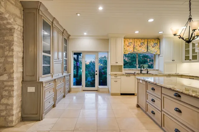 $1,122,500 | 1984 Divide Pass, Blanco, TX 78606