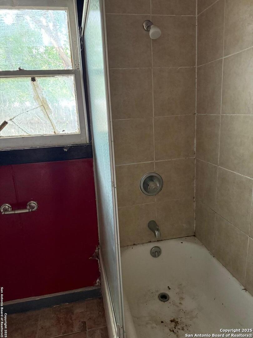 1210 King David Drive Three Rivers, TX 78071 - Photo 13 of 17 a bathroom with a tub
