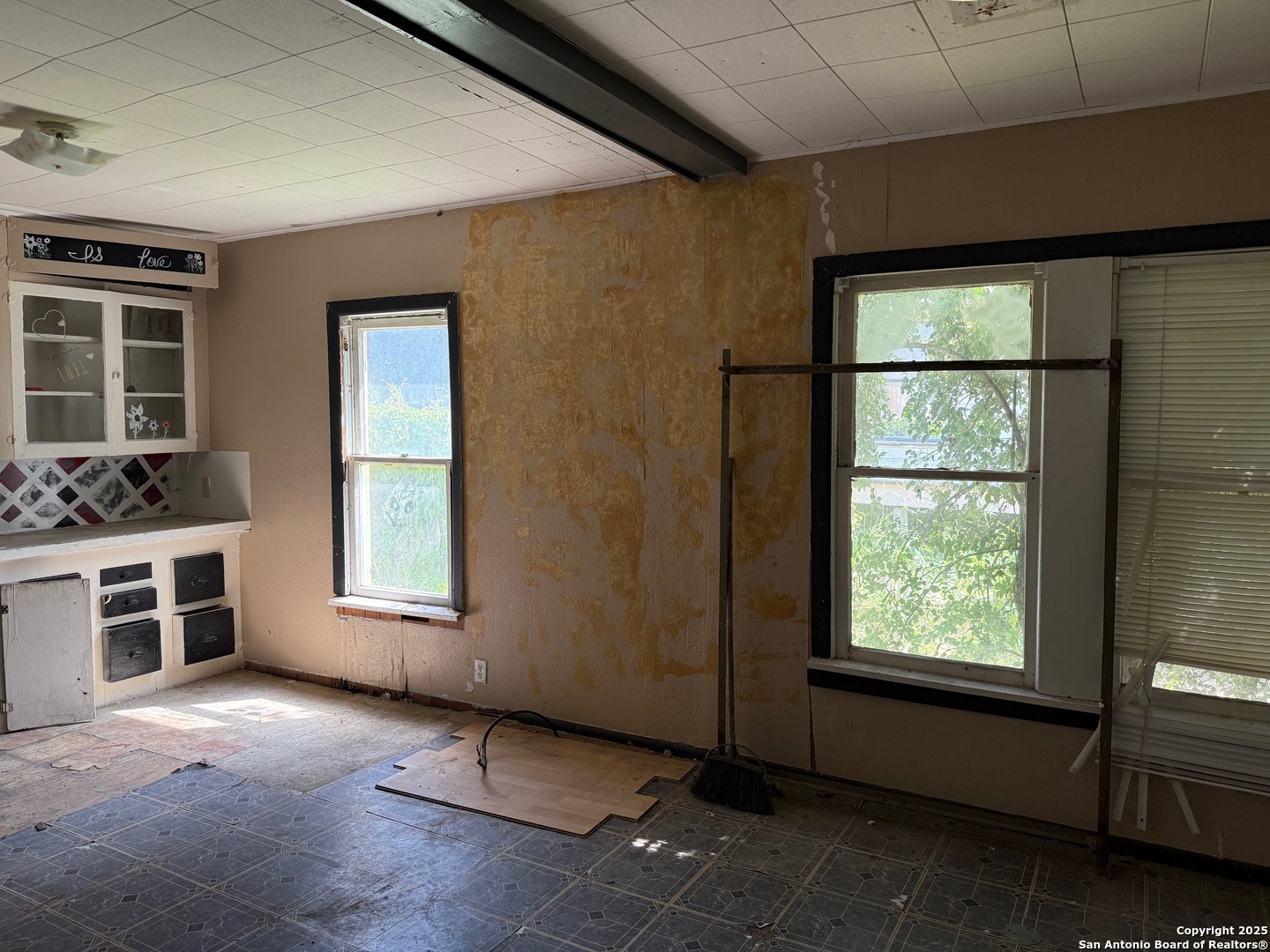1210 King David Drive Three Rivers, TX 78071 - Photo 9 of 17 an empty room with windows