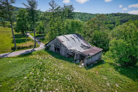 a view of a house with backyard