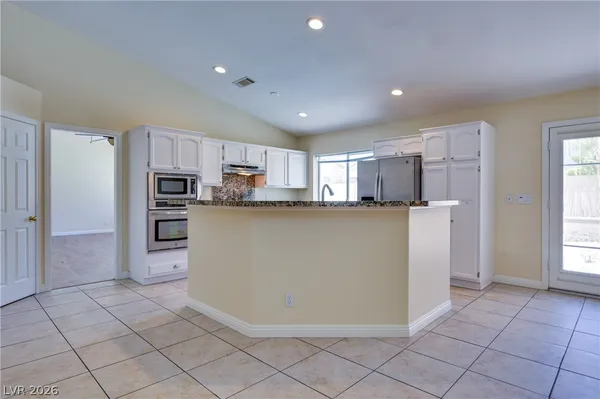 $3,500 | 968 East Robindale Road, Las Vegas, NV 89123