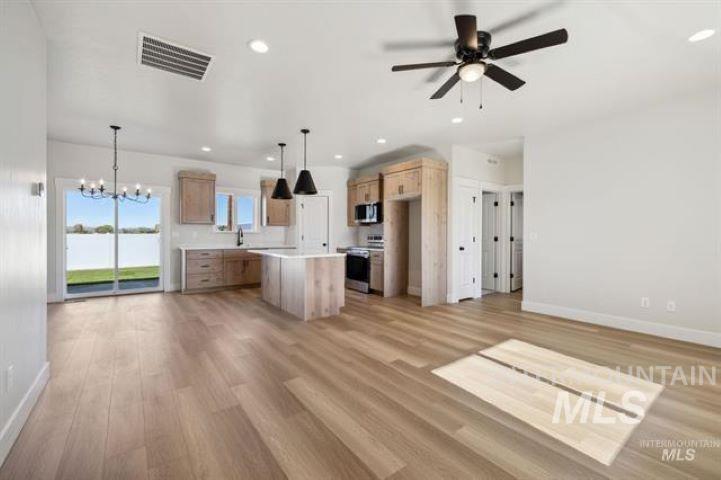 937 Sierra Street Vale, OR 97918 - Photo 14 of 22 Laminate flooring - Photo Similar