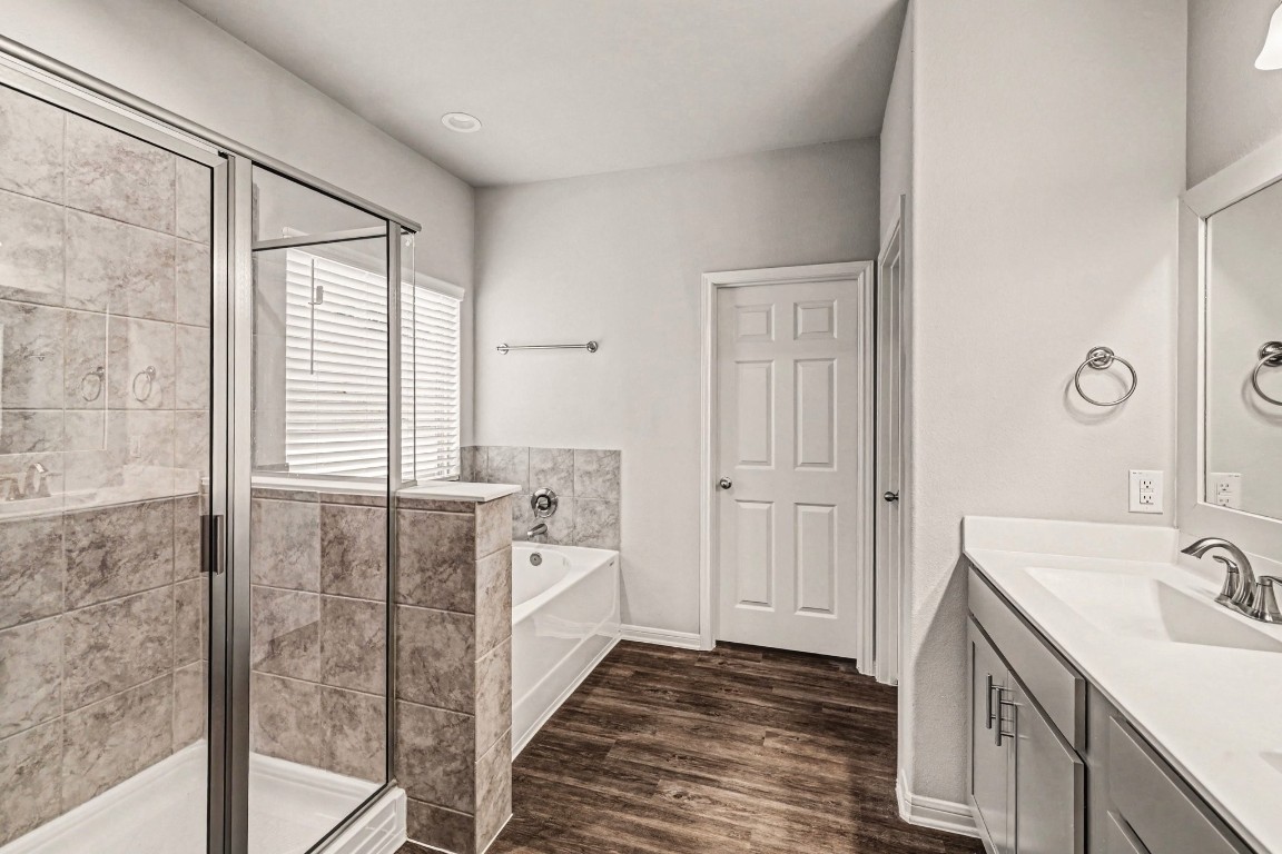 320 Red Maple Lane Conroe, TX 77304 - Photo 13 of 27 a bathroom with a sink and a tub