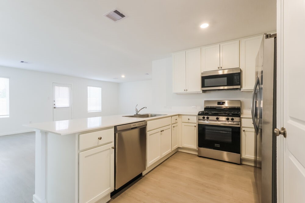 1539 Sunset Ridge Drive Conroe, TX 77306 - Photo 8 of 17