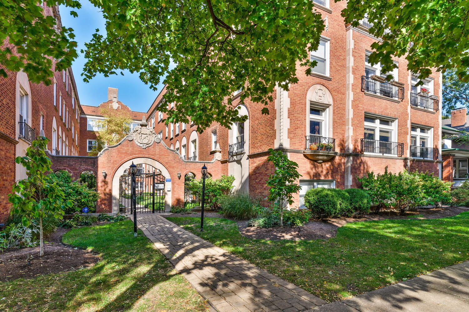 1544 West Sherwin Avenue, Unit 2N Chicago, IL 60626 - Photo 19 of 19 a aerial view of a house with a garden