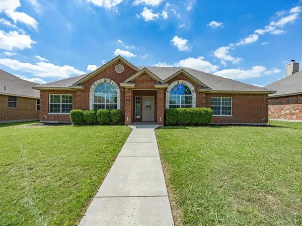 $310,000 | 208 Red Wolf Lane, Red Oak, TX 75154