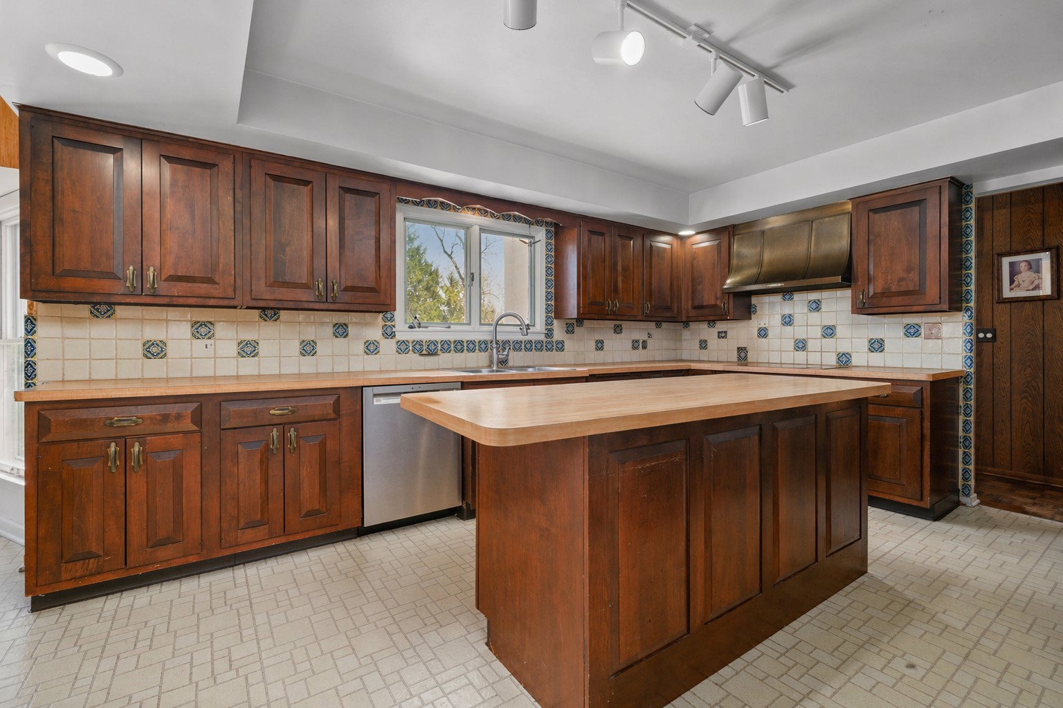 37 Forest Hills Road Lake Bluff, IL 60044 - Photo 16 of 52 a kitchen with a sink cabinets and window