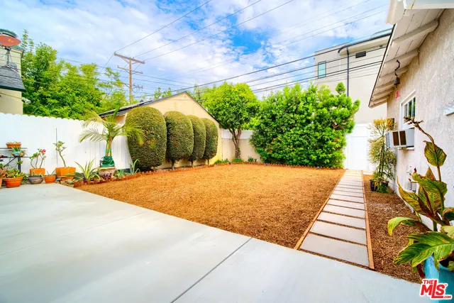 a view of a backyard