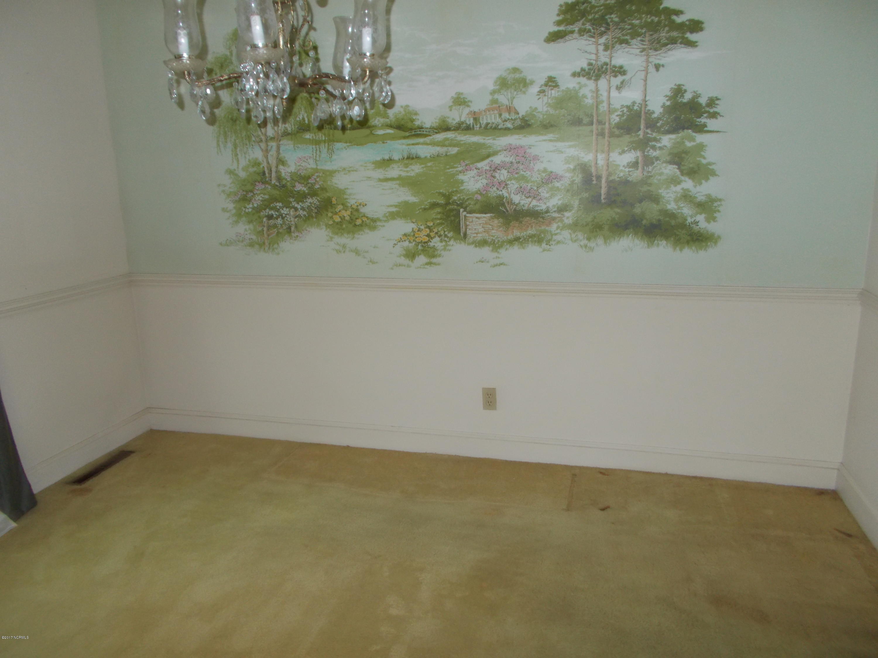 913 Phillips Road Kinston, NC 28504 - Photo 3 of 15 Dining room