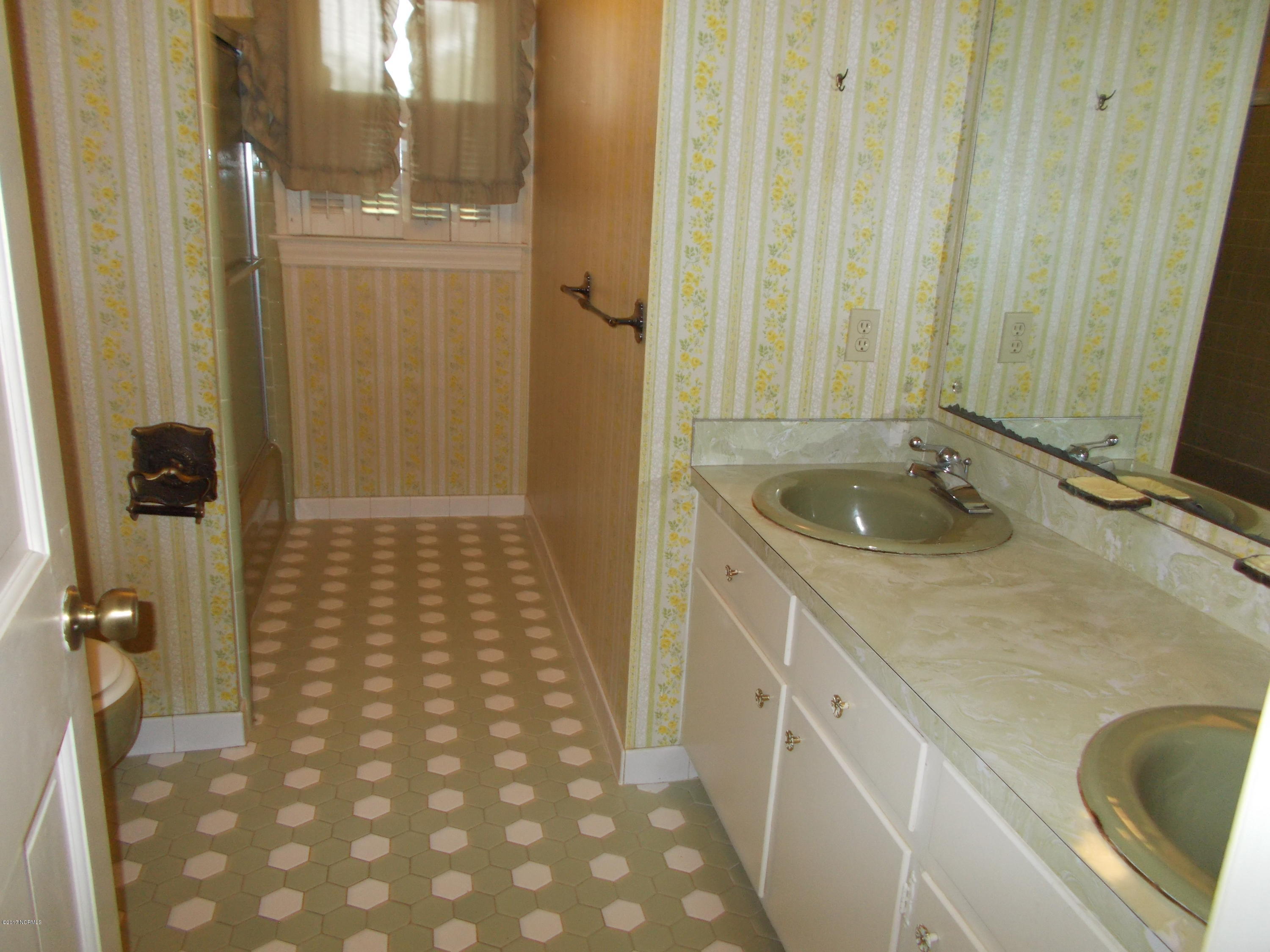 913 Phillips Road Kinston, NC 28504 - Photo 9 of 15 Hall bathroom with double sinks