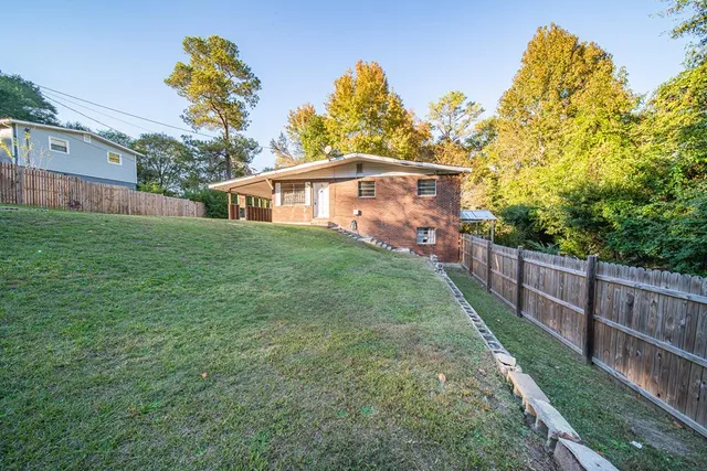 a view of a house with a yard
