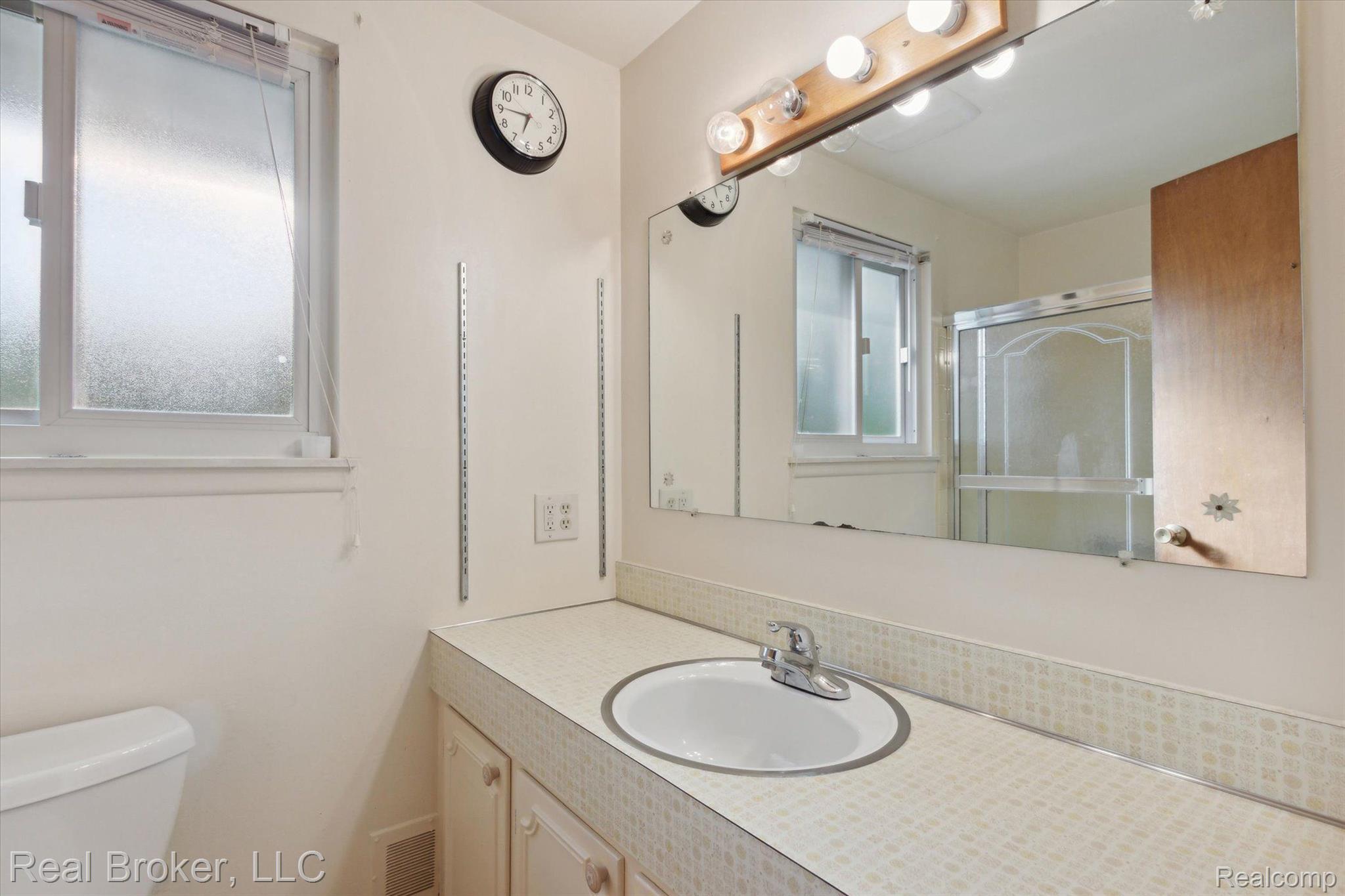 14559 Newburgh Road Livonia, MI 48154 - Photo 30 of 45 Gallery Image 30