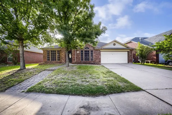 $350,000 | 915 Hidden Oaks Drive, Burleson, TX 76028