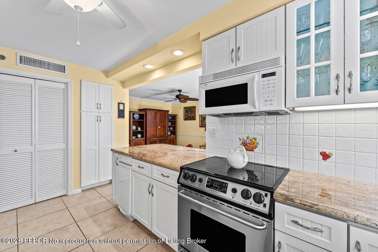 372 Golfview Road, Unit 101 North Palm Beach, FL 33408 - Photo 6 of 31 Kitchen
