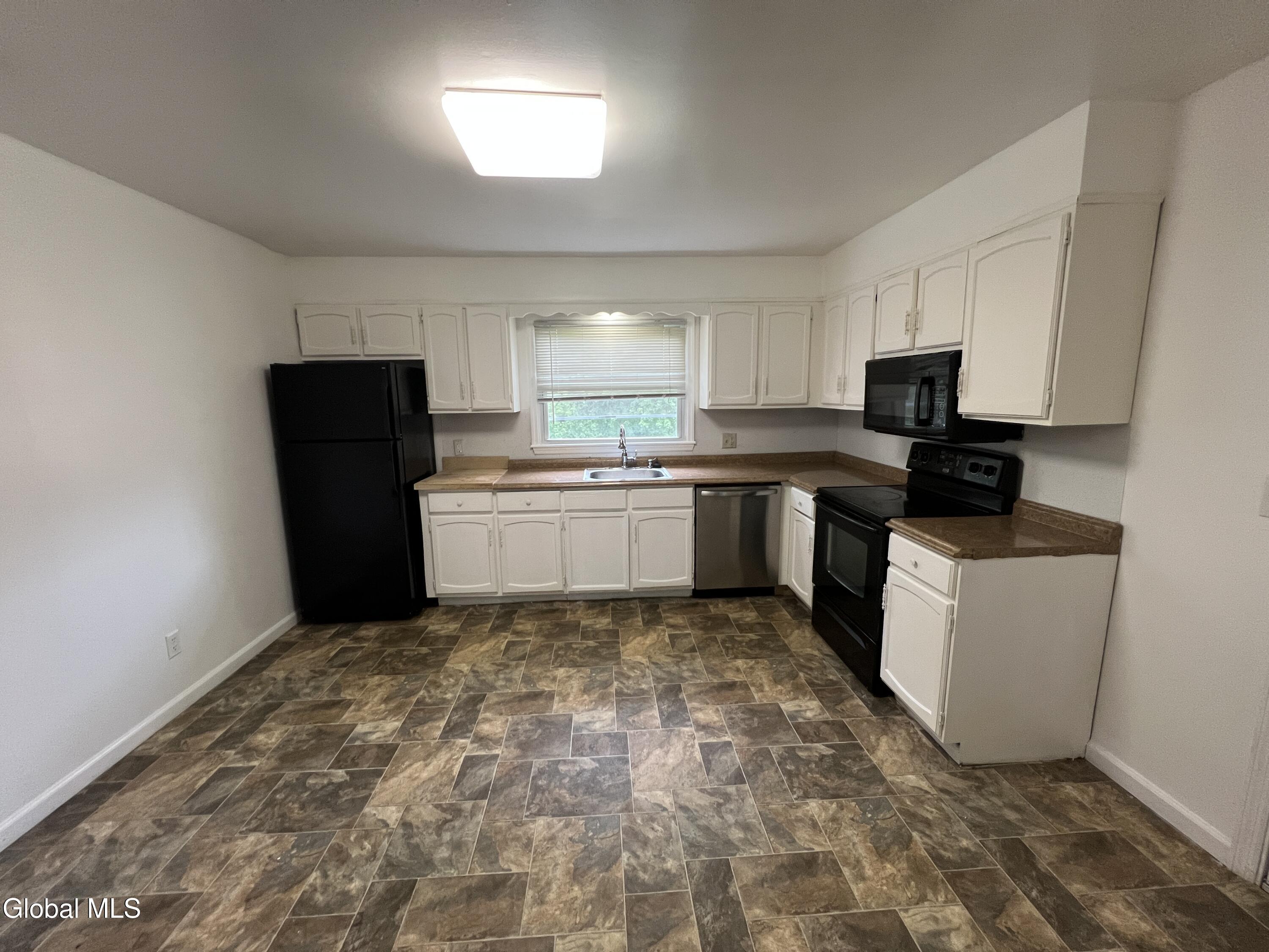 11-21 Ashdown Road, Unit 17E Clifton Park, NY 12019 - Photo 6 of 19 Kitchen