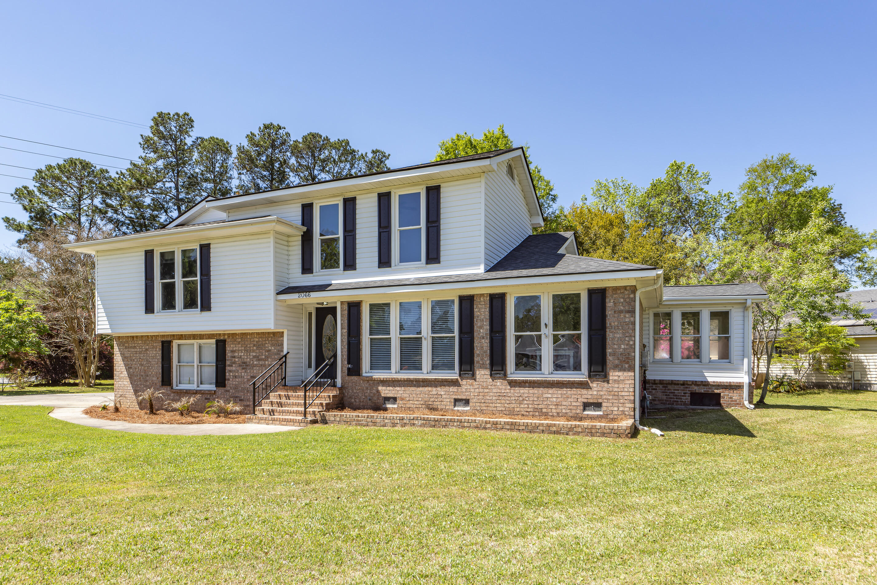 2066 Dogwood Road Charleston, SC 29414 - Photo 3 of 59 56