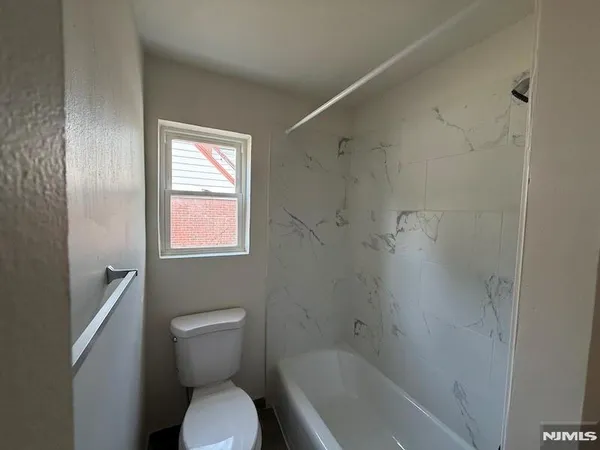 $1,695 | 107 Ross Avenue, Unit 5B, Hackensack, NJ 07601