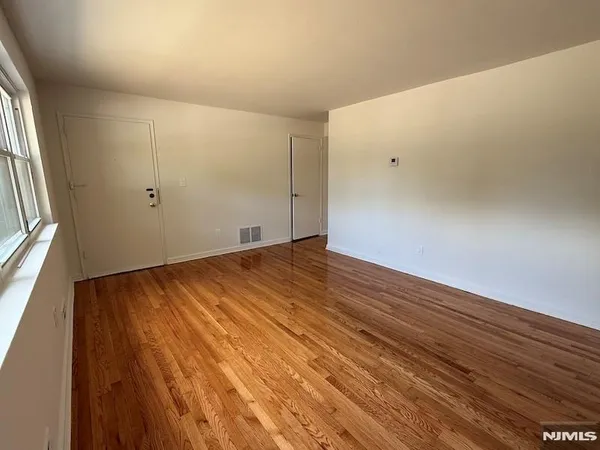 $1,695 | 107 Ross Avenue, Unit 5B, Hackensack, NJ 07601