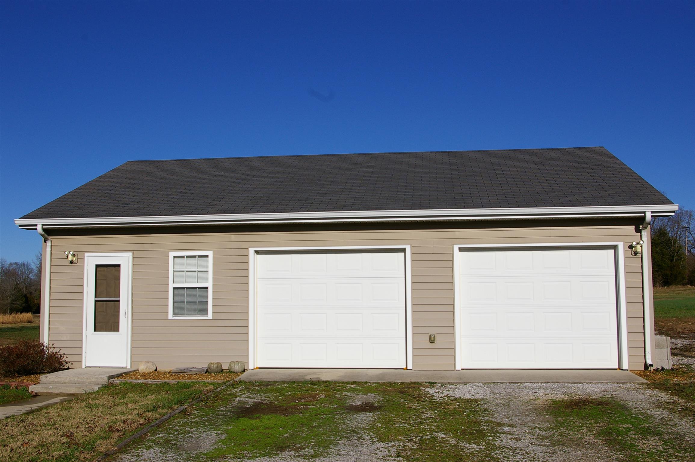 44 Old Pocahontas Road Manchester, TN 37355 - Photo 17 of 20 a front view of house with yard